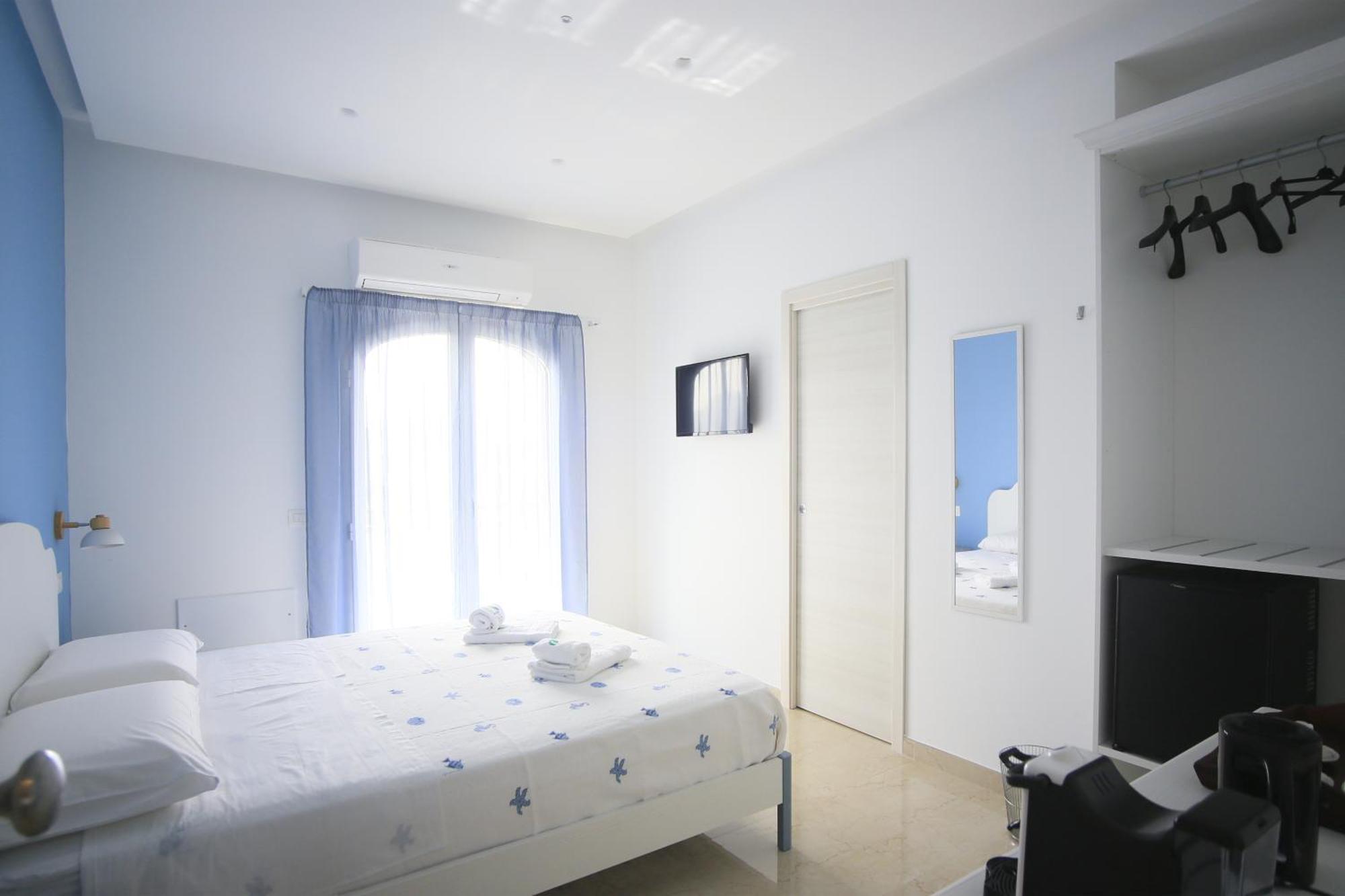 Villa Del Gaudio Rooms & Apartments Castellammare di Stabia Bagian luar foto