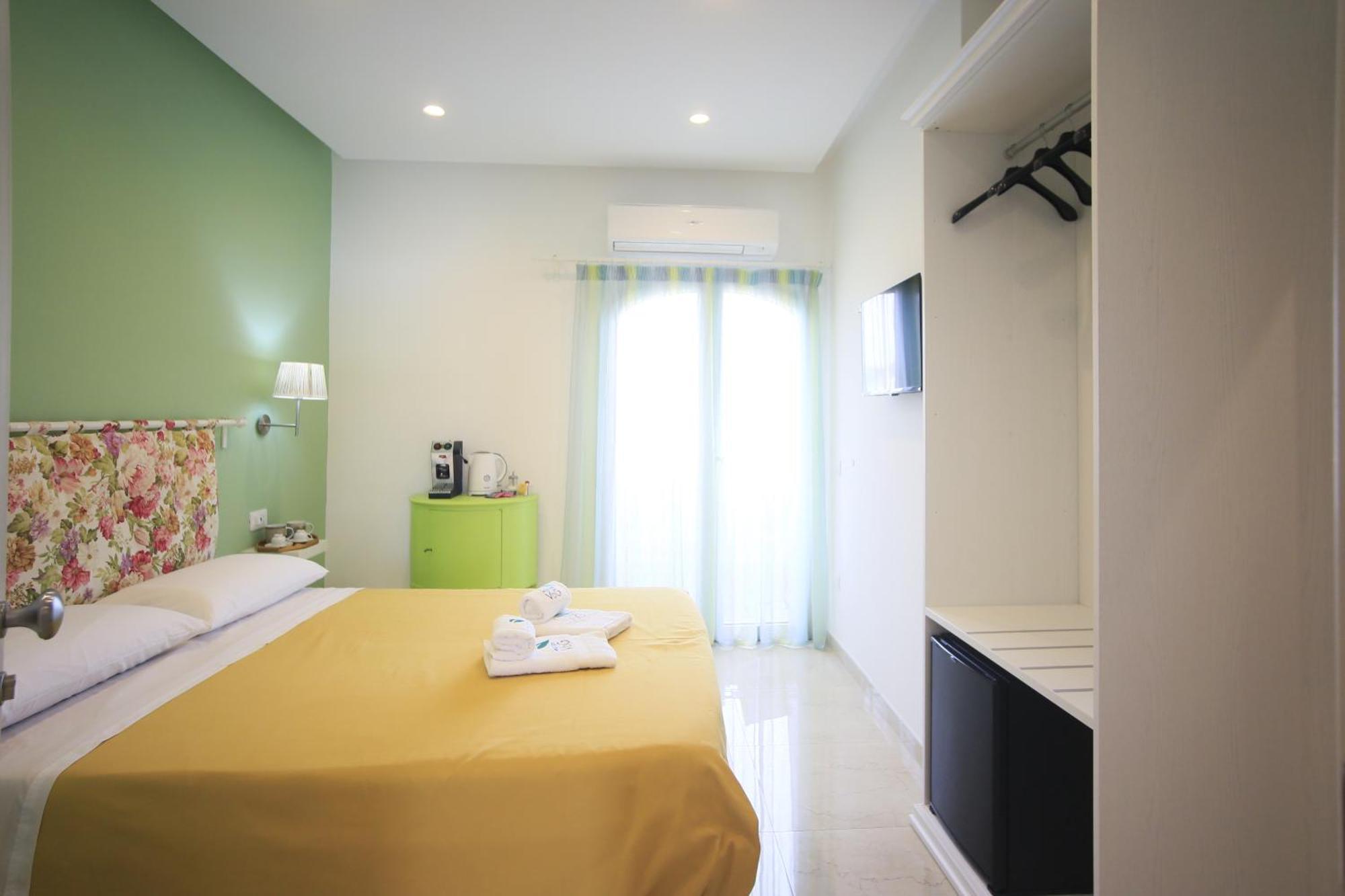 Villa Del Gaudio Rooms & Apartments Castellammare di Stabia Bagian luar foto
